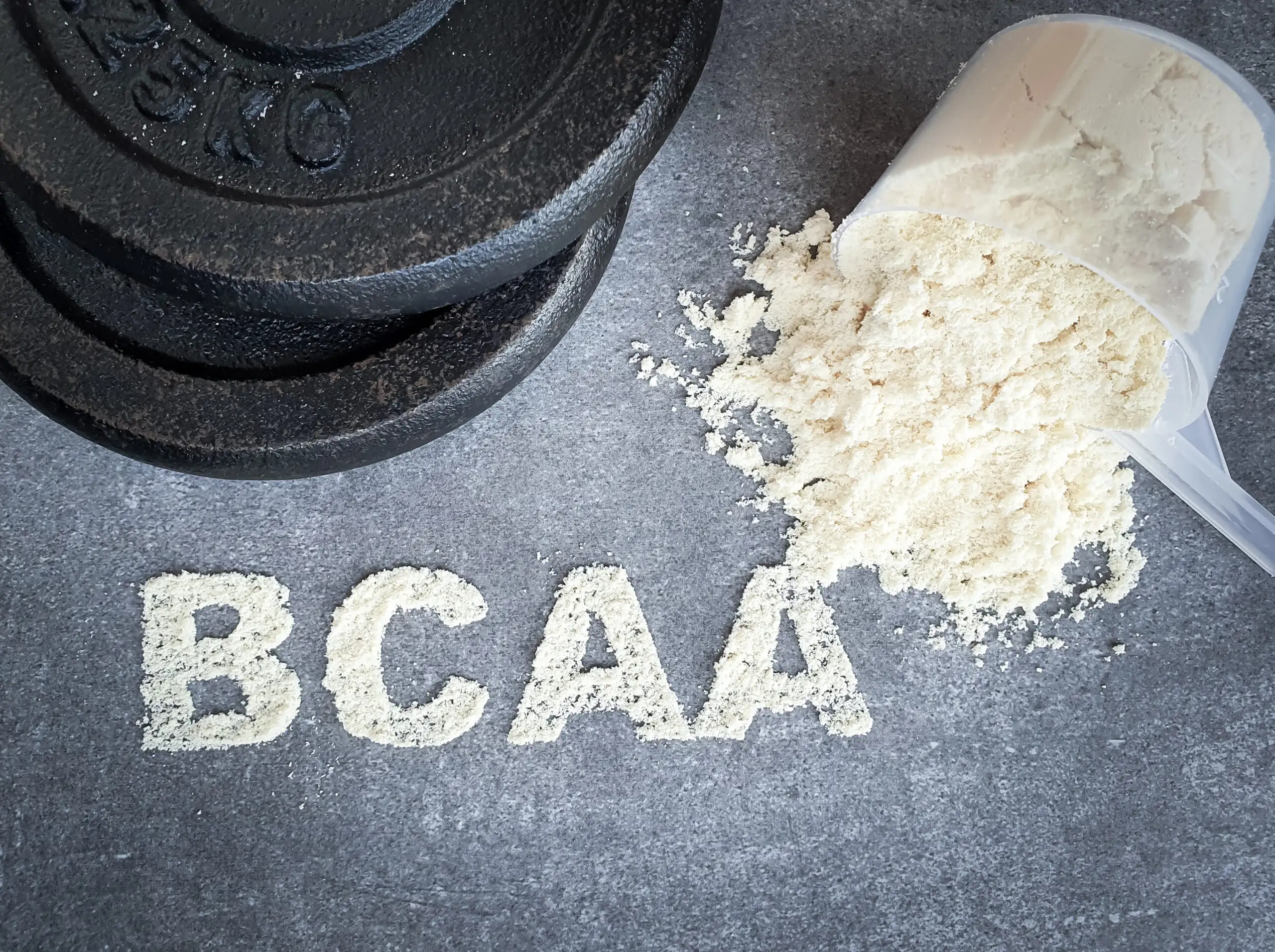 بی سی ای ای (BCAA) چیست؟ راهنمای کامل مصرف، فواید و نکات مهم